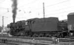 50 450 (Bw Ulm) verlässt mit einem Güterzug den Bahnhof Schorndorf. (1966) <i>Foto: Burkhard Wollny</i>