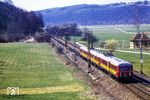 425 402 hat auf dem Weg nach Reutlingen/Stuttgart gerade das Einfahrsignal des damals noch mit einem Ausweich- und einem Ladegleis ausgestatteten Bahnhof Kirchentellinsfurt passiert.  (04.1985) <i>Foto: Karsten Risch</i>