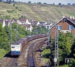 140 167 (Bw Mannheim 1) fährt mit einem Güterzug durch Besigheim. (1983) <i>Foto: Karsten Risch</i>