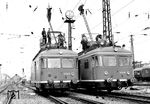 Oberleitungsarbeiten im Gleisvorfeld des Frankfurter Hauptbahnhofs. (1964) <i>Foto: Reinhold Palm</i>