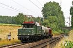 194 158 überführte als DGS 69640 einen Kesselwagen vom Hamm nach Köln-Kalk Nord, aufgenommen bei Gruiten. Am Zugschluss lief 212 079 mit. (10.07.2021) <i>Foto: Joachim Bügel</i>
