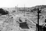 Die letzten Bombenangriffe auf den Mannheimer Rangierbahnhof im Frühjahr 1945 hatten ganze Arbeit geleistet. Noch im Sommer 1945 boten die Gleisanlagen ein Bild völliger Verwüstung. Nur einige Rangierloks hatte man wieder auf die Gleise gestellt. (08.1945) <i>Foto: RBD Mainz, Slg. W. Löckel</i>