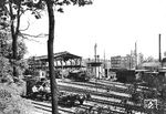 Bei den über 120 Luftangriffen auf Mannheim im Zweiten Weltkrieg wurde auch der Hauptbahnhof mehrfach schwer beschädigt. Vom einstigen prachtvollen Empfangsgebäude aus dem Jahr 1874/75 und der Umgebung blieben nur noch Trümmer übrig. Die Schäden und Bombentrichter im Gleisbereich sind bereits weggeräumt und eingeebnet, eine pr. T 12 steht unbeschadet vor der ausgeglühten Halle, der Zugverkehr ruht aber noch. (1945) <i>Foto: RBD Mainz, Slg. W. Löckel</i>
