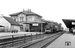 38 3099 (Bw Rottweil) mit P 2931 nach Rottweil im Bahnhof Villingen/Schwarzwald. (16.08.1958) <i>Foto: Jacques H. Renaud</i>