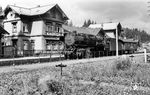 44 243 (Bw Villingen) mit GmP 8904 (an diesem Tag ohne Güterwagen) im Bahnhof Kirnach-Villingen. (16.08.1958) <i>Foto: Jacques H. Renaud</i>