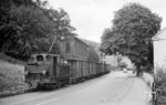 KAE 21 rumpelt mit ihrem Güterzug an der Rahmedestraße durch Altroggenrahmede. (24.07.1958) <i>Foto: Jacques H. Renaud</i>