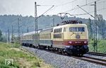 103 170 mit einem Schnellzug auf dem Weg nach Augsburg in der Nähe von Mertingen im bayerischen Schwaben.  (05.1977) <i>Foto: Karsten Risch</i>