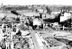 Blick von Westen auf die zerstörte Innenstadt von Ludwigshafen mit der Wredestraße. Oben ist das Mannheimer Schloss und die zerstörte Rheinbrücke auszumachen. Die Rheinbrücke wurde allerdings nicht durch alliierte Bomben zerstört, sondern am 20. März 1945 durch die deutsche Wehrmacht gesprengt. (1945) <i>Foto: Slg. Wolfgang Löckel</i>
