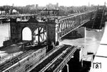 Die zerstörte Rheinbrücke zwischen Mannheim und Ludwigshafen wurde durch eine Behelfsbrücke nach dem Schaper-Krupp-Reichsbahn-Notbrückensystem ersetzt und ging am 30. Juli 1946 in Betrieb. (1946) <i>Foto: RBD Mainz, Slg. W. Löckel</i>