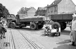 Auch wenn die Perspektive täuscht, hatte es die nagelneue V 29 in Ludwigshafen-Mundenheim bei dem Unfall zwischen Pkw und Lkw nicht erwischt. Ihre Weiterfahrt wurde lediglich blockiert. Da es damals wohl keine andere Abwechselung gab, sorgte der Unfall jedenfalls für jede Menge Aufmerksamkeit. (1953) <i>Foto: Werner Kortokraks</i>
