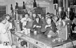 Die Eröffnung der ersten Tchibo-Filiale in Ludwigshafen war wohl ein voller Erfolg, obwohl anfangs die Kunden nur Kaffee probieren konnten - was für ein schönes Zeitdokument. Ab 1963 richtete Tchibo auch in Bäckereien und Konditoreien sogenannte Frisch-Depots ein. Hierbei handelte es sich um Regale, die – optisch hervorgehoben – in den Läden aufgestellt und in denen die Tchibo-Kaffeesorten angeboten wurden. (1958) <i>Foto: Werner Kortokraks</i>
