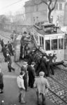 Mit vereinten Kräften wird die nach einem Unfall entgleiste Straßenbahn in Ludwigshafen wieder in die Gleise geschoben. (1958) <i>Foto: Werner Kortokraks</i>