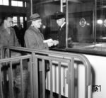 Am 10. November 1954 wurde der im zeitgemäß modernen Stil wiederaufgebaute Ludwigshafener Hauptbahnhof eröffnet. Besucher und Reisende konnten sich davon überzeugen, dass auch im Innenbereich die neue Zeit Einzug gehalten hatte. Auch gab es weiterhin eine Fahrkartenkontrolle zum Betreten des Bahnsteigs. (10.11.1954) <i>Foto: Werner Kortokraks</i>