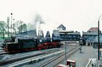Im Frühjahr 1974 war das Bw Kirchenlaibach zur Außenstelle des Bw Bayreuth degradiert worden, zu dem dann auch der Gesamtbestand von 24 Loks der Baureihe 50 gehörte. Von den Anlagen nebst 21-ständigem Lokschuppen ist heute nichts mehr übrig geblieben. (12.04.1974) <i>Foto: Werner Vierling</i>