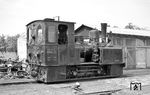 Lok 46 der Mittelbadischen Eisenbahn Gesellschaft (MEG) entstand 1898 bei Grafenstaden/Elsass. Die Lahrer Straßenbahn-Gesellschaft nahm den Verkehr mit vier zweiachsigen Dampflokomotiven mit verkleidetem Triebwerk auf. Zwei davon gelangten noch zur MEG, die anderen zwei wurden schon 1900/1901 durch zwei stärkere Lokomotiven ersetzt. Die MEG übernahm 1923 elf Lokomotiven der Straßburger Straßenbahn, die auch schon vorher auf dem badischen Netz eingesetzt waren. Es waren zweiachsige Lokomotiven mit Innentriebwerk und Außenrahmen wie die Lok 46. Auffallend war die Anbringung der Wasserkästen seitlich neben der Rauchkammer, ohne Verbindung zum Führerhaus. (09.06.1963) <i>Foto: Helmut Röth</i>