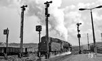 01 0505 wechselt im Bahnhof Saalfeld vom P 3025 ins Bw. Die hohen Ausfahrsignale mit den kurzen Signalflügeln stammen noch aus der Zeit, als Saalfeld elektrifiziert war (1939-1946). (04.1977) <i>Foto: Burkhard Wollny</i>
