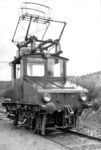 Diese kuriose zweiachsige E-Lok wurde 1912 (als Lok 51) von den Österreichischen Siemens-Schuckert-Werken und der Firma Ringhoffer in Prag-Smirchov für die Hohenfurther Elektrische Lokalbahn in Südböhmen gebaut. Die Lok war für 1280 V Gleichstrom konzipiert. Der Radstand betrug nur 2,80 m, die Dienstmasse 12 t, die Höchstgeschwindigkeit 12 km/h. Mit Übernahme der Bahngesellschaft zur kkStB wurde die Lokbezeichnung in 1083.01 geändert. Nach dem Ersten Weltkrieg verblieb die Lok auf ihrer Stammstrecke, die nun zur Tschechoslowakei gehörte. Bei der CSD wurde sie als E 200.001 geführt. Nach der Angliederung des Sudetenlandes in das Deutsche Reich im Herbst 1938 übernahm die Deutschen Reichsbahn die kleine Lok, eigentlich als E 174.01. Man begnügte sich aber mit der Bezeichnung „174 01“, ohne E und ohne Punkt. Nach dem Zweiten Weltkrieg kehrte die Lok in den Bestand der CSD zurück und versah noch elf Jahre ihren Dienst. 1956 erfolgte ihre Ausmusterung. (1938) <i>Foto: RVM-Filmstelle Berlin (Maey)</i>