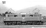 Mit dem "Anschluss" Österreichs im Jahr 1938 erhielten die österreichischen Lokomotiven neue Bezeichnungen nach dem Reichsbahn-Nummernschema. So wurde aus der BBÖ 1570.02 die E 22 002, die frisch umgenummert im Bw Landeck fotografiert wurde. Nach 1945 erhielten die Loks ihre alten Bezeichnungen wieder zurück. ÖBB 1570.02 war noch bis 1972 im Einsatz. (1938) <i>Foto: RVM-Filmstelle Berlin (Maey)</i>