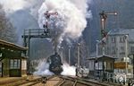 Im letzten Jahr der Reichsbahn gab es nochmals eine mehrtätige Fotoveranstaltung in Sachen. In Anlehnung an alte Auer Dampfzeiten fährt 58 1111 mit einem Fotogüterzug in Wiesenburg/Sa. ein.  (06.04.1993) <i>Foto: Joachim Schmidt</i>