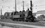 78 474 ist soeben mit einem Personenzug aus Aalen in Schorndorf angekommen und setzt im Bahnhof um. (22.08.1967) <i>Foto: Burkhard Wollny</i>
