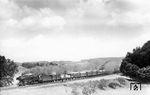 44 256 mit einem Güterzug auf der Nord-Südstrecke bei Haieshausen, südlich von Kreiensen. (1962) <i>Foto: Carl Bellingrodt</i>