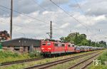 151 034 und 151 126 fahren mit GAG 60715 (Oberhausen West - Andernach) am Fahrdienstleiterstellwerk "If" im Bahnhof Immigrath vorbei. (26.07.2021) <i>Foto: Joachim Bügel</i>