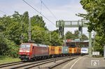 152 060 fährt mit einem Containerzug durch den Bahnhof Hamburg-Harburg. (27.07.2021) <i>Foto: Thorsten Eichhorn</i>