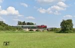V 100 1365 auf der Brücke über den Bach Mauch bei Pfäfflingen auf der Strecke Gunzenhausen - Nördlingen. (23.07.2021) <i>Foto: Ralf Opalka</i>