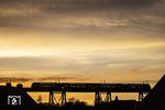 Ein Twindex 445 als RE 7 nach Hamburg im goldenen Sonnenuntergang auf der Rendsburger Hochbrücke. (11.05.2021) <i>Foto: Thorsten Eichhorn</i>