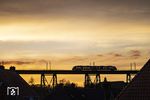 Ein 648 als RB 75 (Kiel - Hamburg) im Sonnuntergang auf der Rendsburger Hochbrücke. (11.05.2021) <i>Foto: Thorsten Eichhorn</i>