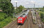 Wegen der Bauarbeiten zwischen Düsseldorf und Köln nehmen einige IC wieder den Weg über die Wupper. In Solingen Hbf überholt 101 008 mit dem umgeleiteten IC 2313 nach Offenburg die am Bahnsteig stehende RB 32447 nach Bonn-Mehlem. (30.07.2021) <i>Foto: Joachim Bügel</i>