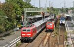 Mit 25 minütiger Verspätung ging es dann endlich für den NX-Ersattzug RB 32517 nach Bonn-Mehlem in Solingen Hbf weiter. Rechts ist mittlerweile der RE 7 (32556) nach Rheine mit 20 Minuten Verspätung eingefahren. In der Mitte parkt immer noch 145 032 mit EZ 51273 nach Gremberg. (30.07.2021) <i>Foto: Joachim Bügel</i>
