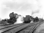 Vor dem Lokschuppen des Bw Kasatin West, an der Strecke Kasatin - Kowel gelegen, pausieren Loks der Baureihe 52, darunter 52 007 vom Bw Sdolbunow (Bw Sd) und 52 2200.  (1943) <i>Foto: RVM (Steiner)</i>