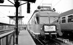 E 41 260 wartet mit zwei TVT auf die erste elektrische Ausfahrt nach Kaiserslautern in Ludwigshafen Hbf. (07.03.1964) <i>Foto: Werner Kortokraks</i>