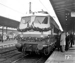 Am 12. März 1964 war es dann soweit: Die offizielle Eröffnungsfahrt mit der Heidelberger E 10 1268 stand an. Festlich geschmückt wartet der Sonderzug in Ludwigshafen Hbf auf die Ehrengääste. (12.03.1964) <i>Foto: Werner Kortokraks</i>