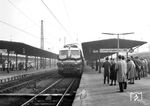 Der offizielle Sonderzug mit E 10 1268 für die Eröffnungsfahrt von Ludwigshafen nach Kaiserslautern in Ludwigshafen Hbf.  (12.03.1964) <i>Foto: Werner Kortokraks</i>