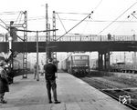 Der erste offizielle Gegenzug mit E-Lok von Kaiserslautern nach Ludwigshafen war mit der ein Jahr alten E 10 272 des Bw Frankfurt/M-1 bespannt und erreicht hier den Hauptbahnhof von Ludwigshafen. (12.03.1964) <i>Foto: Werner Kortokraks</i>