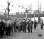 Nicht nur für die geladenen Ehrengäste, auch für die Eisenbahner vor Ort war die Aufnahme des elektrischen Betriebs zwischen Ludwigshafen und Kaiserslautern ein Ereignis, auch wenn sie nicht im Sonderzug mitfahren durften. (12.03.1964) <i>Foto: Werner Kortokraks</i>