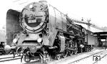 01 032 war am 14.12.1927 fabrikneu zum Bw Hamm gekommen. Im Wende-Bw Köln Bbf nutzte Carl Bellingrodt die Gunst der Stunde und fertige mit der Lok auch gleich ein Selbstporträt auf dem Führerstand an. (22.08.1932) <i>Foto: DLA Darmstadt (Bellingrodt)</i>