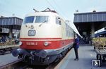 Letzte Abstimmung zwischen dem Zugführer des TEE 91 "Blauer Enzian" und dem Lokführer der 103 196, die erst kurz zuvor am 11. April 1972 in Dienst gestellt worden war. (05.1972) <i>Foto: Reinhold Palm</i>