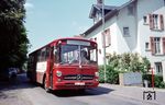 Ein Bahnbus nach Bad Homburg vor dem Wohnhaus des Fotografens in Kronberg/Taunus. (1974) <i>Foto: Reinhold Palm</i>