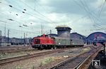 V 60 256 war seit 1957 im Frankfurter Hauptbahnhof und Umgebung im Einsatz. Hier rangiert sie zwei Postwagen vor der Kulisse der Bahnhofshalle und dem prägnanten Zentralstellwerk "Fpf". (1965) <i>Foto: Reinhold Palm</i>