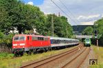 111 200 überholt mit dem NX-Ersatzzug RB 32525 nach Bonn eine nach Wuppertal-Sonnborn einfahrende S 9 (Abellio 429 013). (05.08.2021) <i>Foto: Wolfgang Bügel</i>