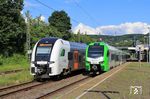 In Wuppertal-Sonnborn begegnen sich RRX 462 023 als RE 26425 nach Dortmund und Abellio 429 022 als S 9 nach Haltern am See. (05.08.2021) <i>Foto: Wolfgang Bügel</i>