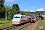 Am "Tag der Begegnungen" in Wuppertal-Sonnborn trafen auch 401 580 als ICE 929 nach Hamburg und 1440 321 als S 8 nach Mönchengladbach aufeinander. (05.08.2021) <i>Foto: Wolfgang Bügel</i>
