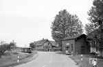 Der Sonderzug mit T 14 und Bw 8 im Kreuzungsbahnhof Memprechtshofen, einem Ortsteil der Stadt Rheinau (Baden) unweit der Grenze zu Frankreich.  (09.06.1963) <i>Foto: Helmut Röth</i>