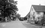 Der Sonderzug mit dem MEG T 14 quetscht sich zwischen den Häusern von Diersheim durch. (09.06.1963) <i>Foto: Helmut Röth</i>