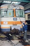 Reinigungsarbeiten an 420 214 im Bw Frankfurt-Griesheim. (22.03.1985) <i>Foto: A. Wagner</i>