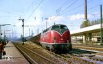 220 048 mit einem Güterzug in Hamburg Unterelbe. (05.1984) <i>Foto: Thorsten Eichhorn</i>