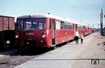 Eine Fünfer-Einheit VT 2.09 mit VB 2.08 (Beiwagen) und VS 2.07 (Steuerwagen) wartet im Bahnhof Velgast. Sie waren die Schienenbusse der Deutschen Reichsbahn, die ab 1962 vom VEB Waggonbau Bautzen entwickelt und dort, sowie später vom VEB Waggonbau Görlitz, produziert wurden.  (09.1969) <i>Foto: Joachim Claus</i>